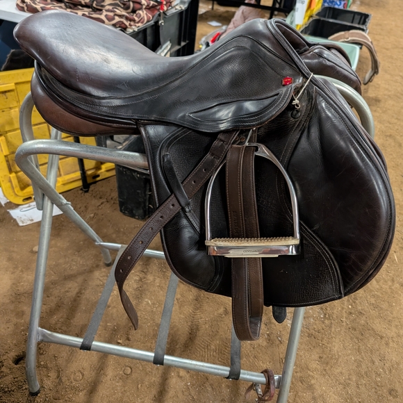 Brown Leather Equestrian Saddle - Picture 2 of 9